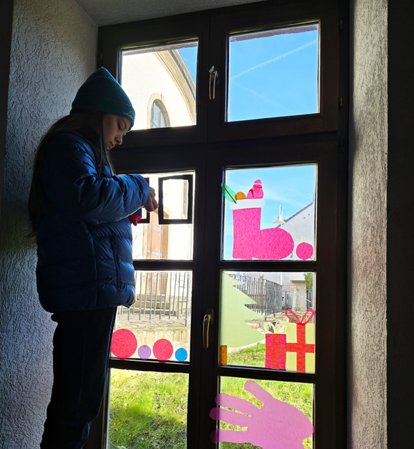 Fenster mit Deko zum Advent im Rahmen des Adventsbasteln im neuen Verein Fenster mit Deko zum Advent im Rahmen des Adventsbasteln im neuen Verein