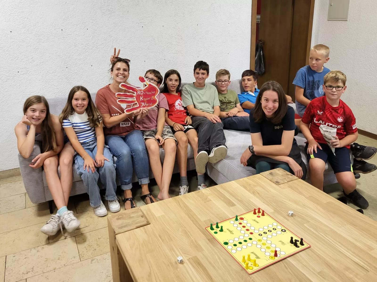 Bild zeigt die Jugendlichen, die sich am 29.08. im neuen Jugendraum einfanden